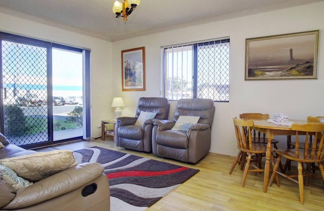 Seabreeze 6 - Opposite Tuncurry Bowling Club!