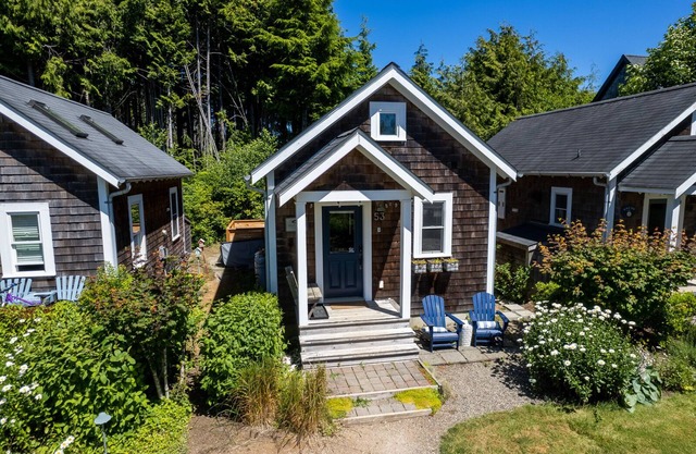 Seabrook 2 Bedroom cottage with hot tub, pet friendly