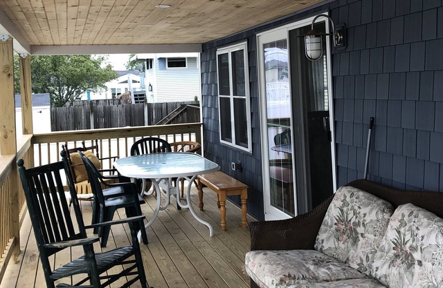 Seabrook Beach May/June Sept/Oct 4 BR - 2BTH - Porch - 2 min walk to beach