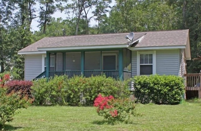 Seabrook Cottage - Nestled among the trees, a quiet rural retreat!