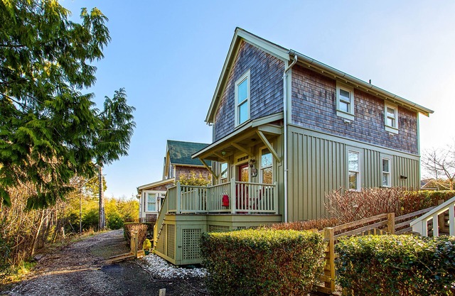 Seabrook's Fish and Ships, enjoy the beach, the fire pit, and more!
