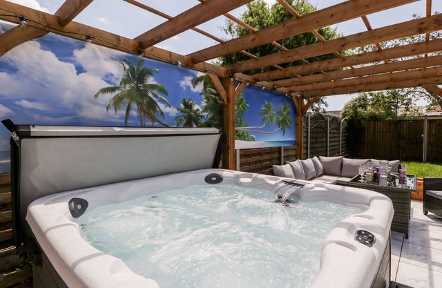 SEACIDER, pet friendly, character holiday cottage in Burnham-On-Sea