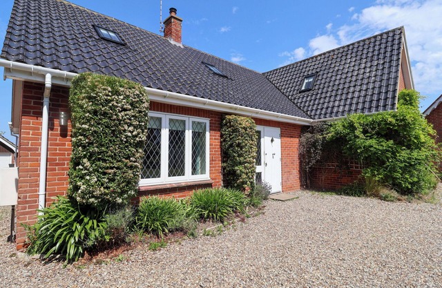 SEADRIFT, pet friendly, country holiday cottage in Westleton