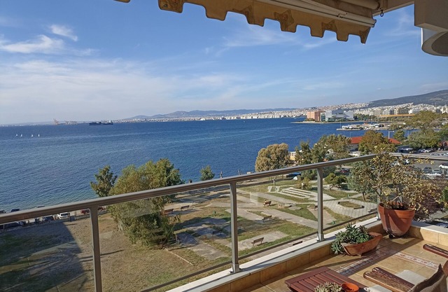 Seafront family apartment plus free parking, the Cruiseflat