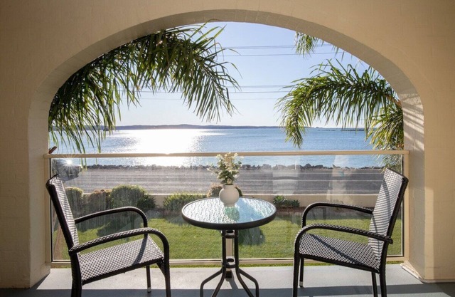 Seafront Getaway Studio, Great Location with Pool