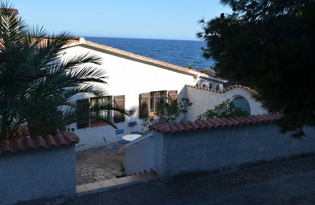 Seafront house on large property (pet friendly)