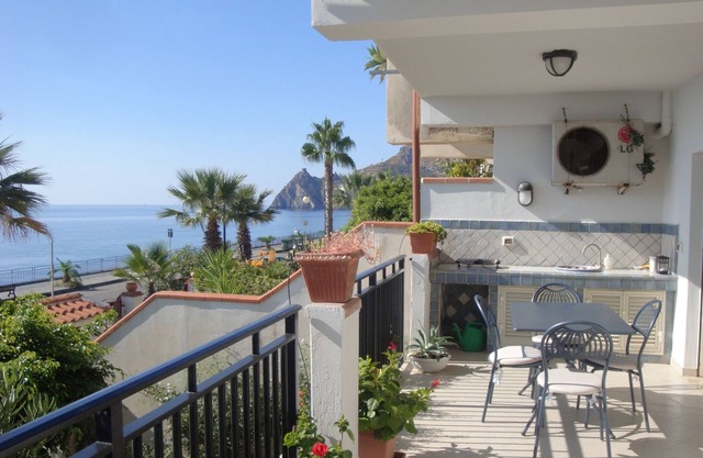 SEAfront Panoramic Terrace, FREE Parking & Beach,