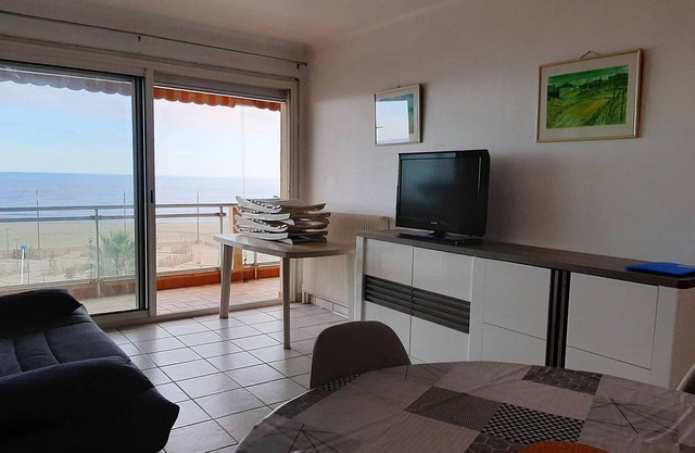 Seafront two-room apartment for 4 people