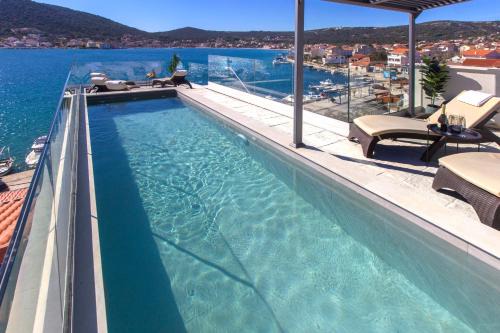 Seafront villa with roofpool, perfect getaway