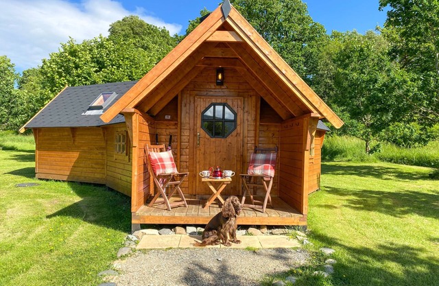 Seal Cove Cabin, peaceful, private, couples retreat, loch side & pet friendly (1 only)