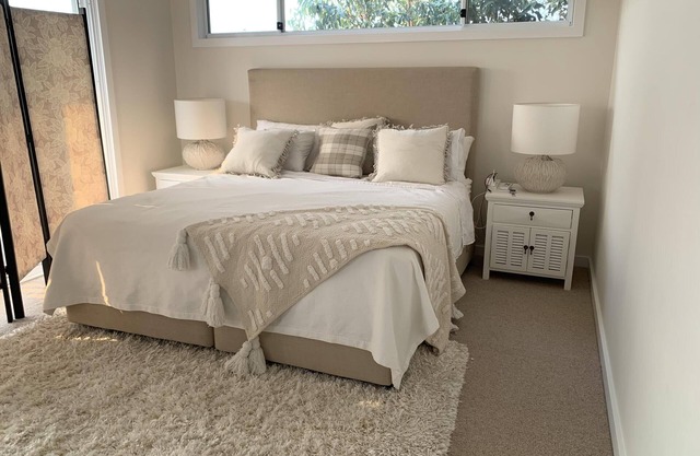 Sealoc Beach Apartment - Escape to this exquisite two-bedroom house/apartment nestled amidst lush tropical gardens with views of Curl Curl Beach: