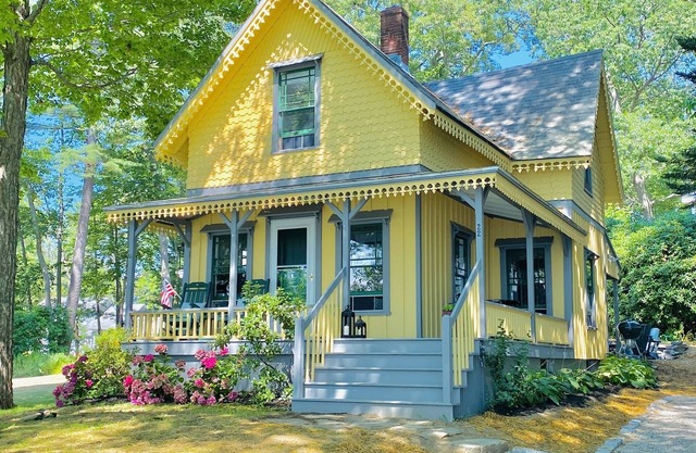 Seaside 3 bedroom Maine cottage with stunning ocean views!