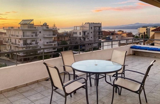 Seaside Apartment, Walking Distance To The Beach.