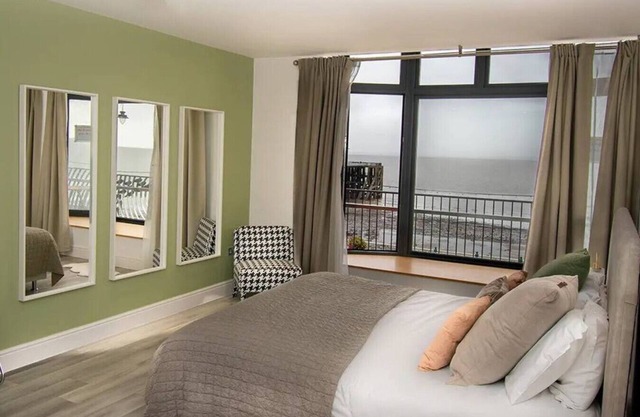 Seaside Bliss:1-Bedroom Apt with Sea Views