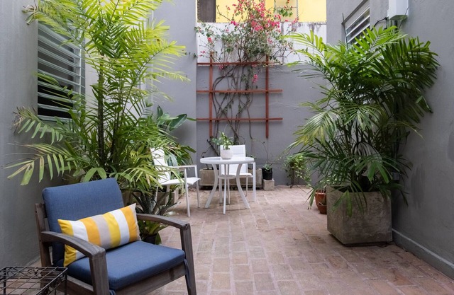 Seaside Caribbean Comfort: Between Beach and City