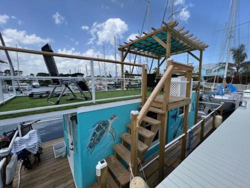 Seaside Escape A Cozy Houseboat