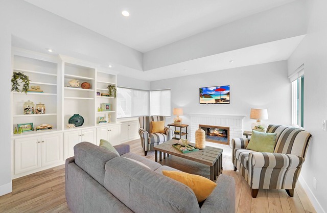 Seaside Escape - Ocean Views of The Strands Beach! Restaurants! Fireplace!