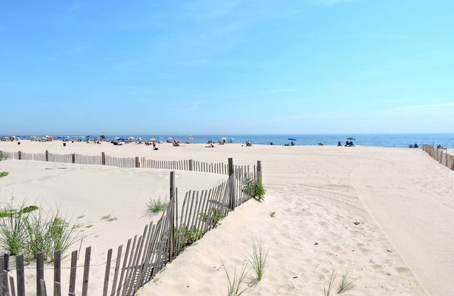 Seaside Family Retreat - 3 Min. Walk to Beach; badges included. Dog-friendly!