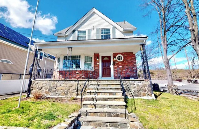 Seaside Getaway Home, Near Salem, Comes with Free Parking & Wi-Fi!