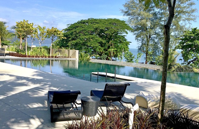 Seaside, heart of Batu Ferringhi beach, luxury home stay