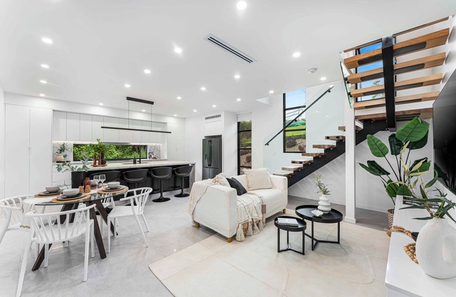Seaside Manor - Walking distance to Beach