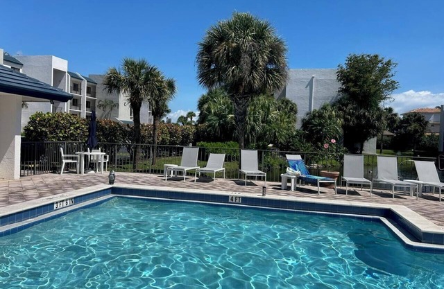 Seaside Modern Elegance and 3 minute Walk to the Beach