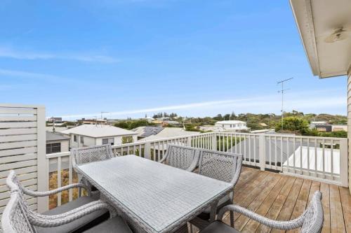 Seaside Retreat - Steps from Surf and Cafes
