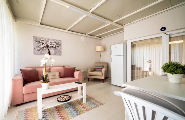 Seaside Retreat: Vibrant Flat 2 min to Beach