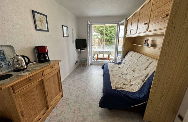 Seaside Studio with Balcony, Private Garage, 1km to Shops, Ideal for Couples