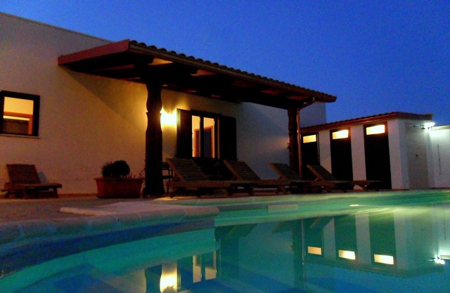 Seaside villa with private pool & gardens. 25 mins from airport, Free WiF