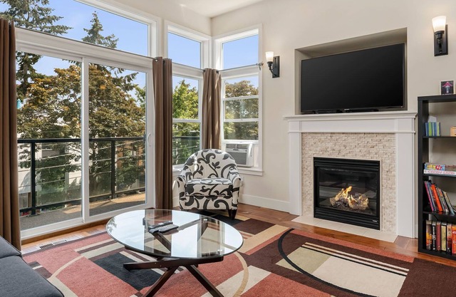 Seattle Vacation Home: The Aerodrome - Family-friendly, CLEAN & Great Location | 5 Star Hospitality