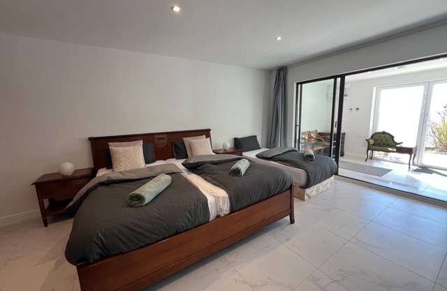 Seaview Apartment Onchan (5 mins from Douglas)- Sleeps 4, Fast WiFi