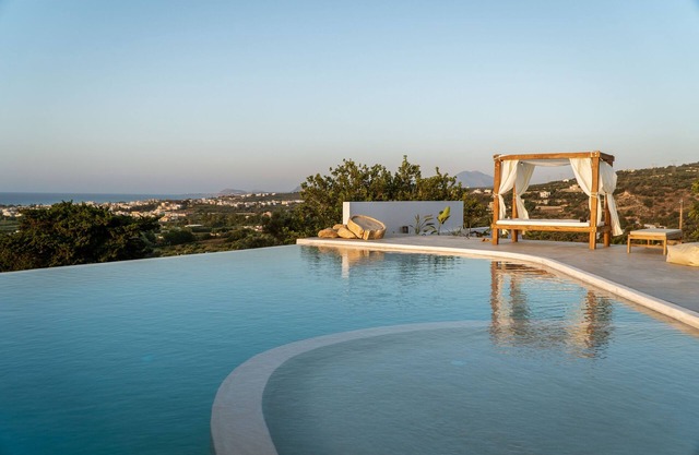 Seaview Villa w/Private Pool, BBQ,1,5km from beach with breathtaking views