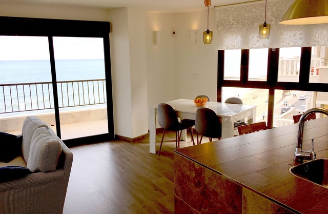 SEAVIEWS Apartment - Beachfront Apartment