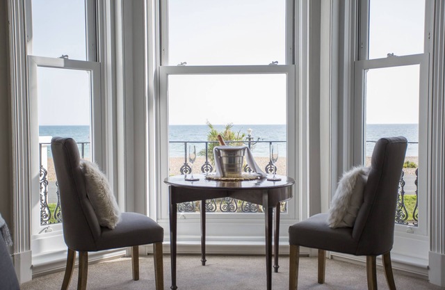 Seaways Apartment - Sleeps 4 sea views and balcony