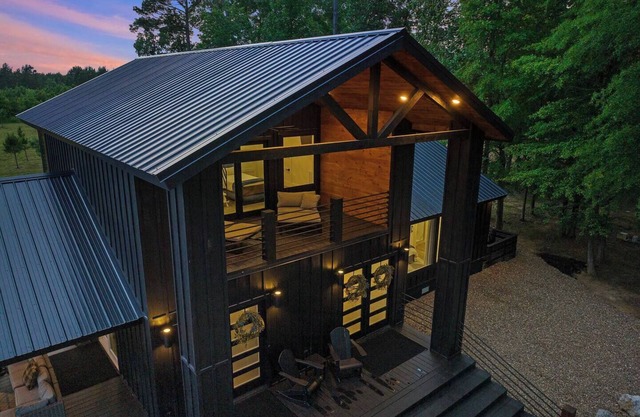 Secluded 3BR: 2 King Beds, Hot Tub, Arcade, Deck