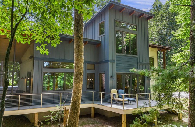 Secluded 3BR home on 30 acres near Green River Gorge with hot tub & trails