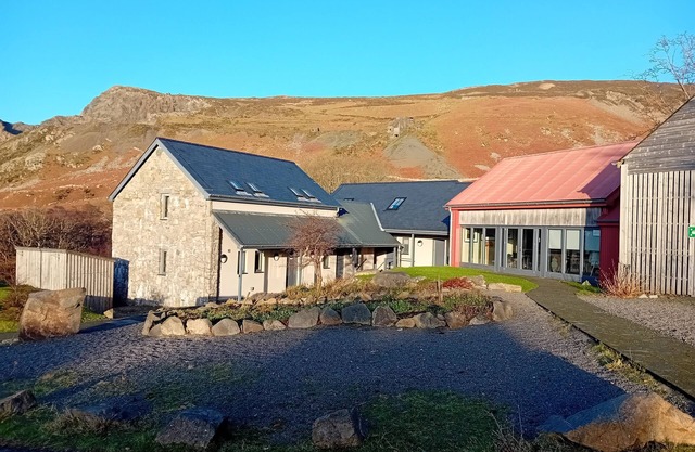 Secluded and tranquil retreat between mountain and sean Encil diarffordd, tawel