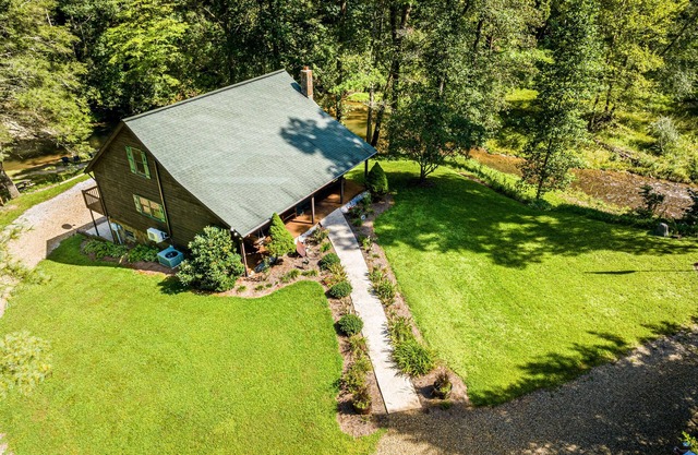 Secluded Cabin on a mountain stream with water views from all rooms