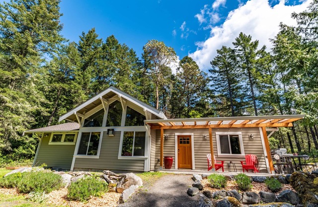 Secluded Cabin on 2 Acres in Roche Harbor area, King bed, Fire pit, Bikes, Pets