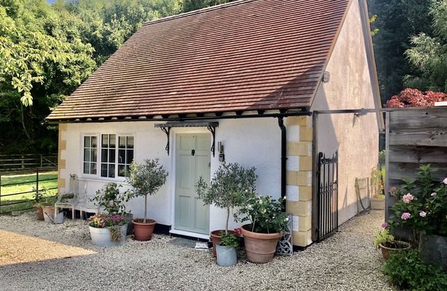 Secluded Cottage 5 Minute Walk To Broadway Centre