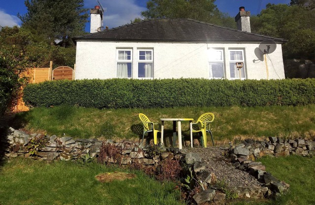 Secluded cottage very close to Skye Bridge and within Kyle of Lochalsh village.
