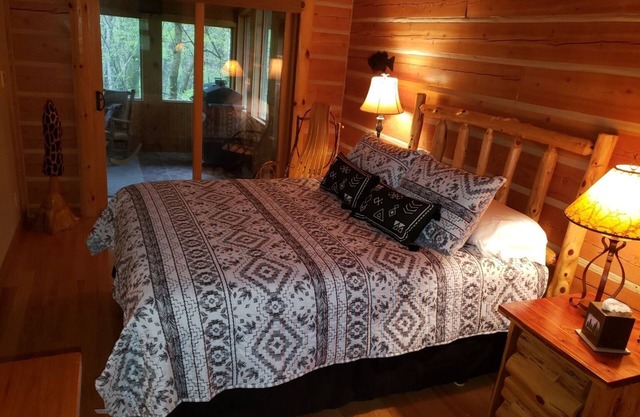 Secluded cozy 2-bedroom cabin near Champaign in Mahomet on the Sangamon River