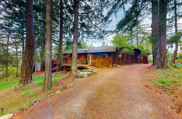 Secluded dog-friendly home with mountain views & gas fireplace