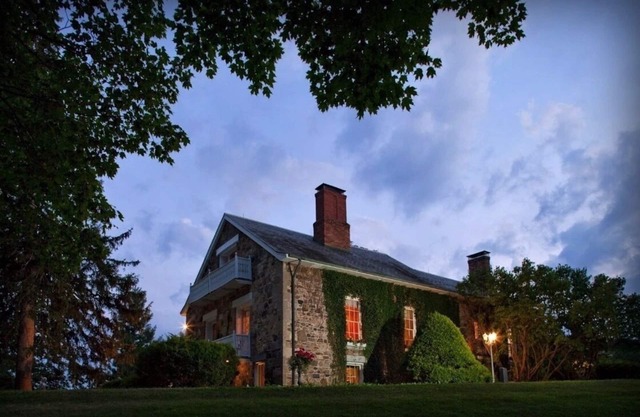 Secluded European Style 1810 Mansion minutes to the lake, sleeps 15