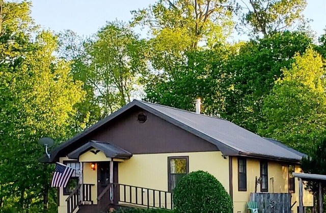 Secluded Getaway ! ! - Eagle Creek Cottage - Pet friendly!