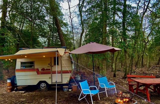 Secluded glamping, AC, full bath, 7 minutes to beaches, Jacuzzi, pet-friendly