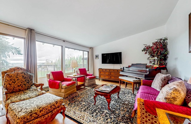 Secluded home near downtown Woodinville with large wraparound deck & grill