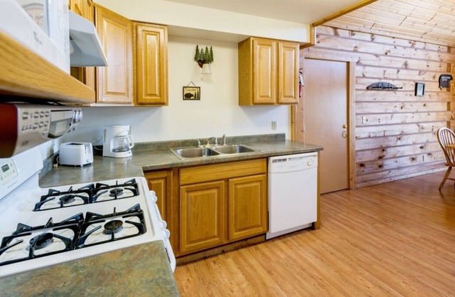 Secluded Luxury at Wisconsin! Perfect for Spending Quality Time with The Family