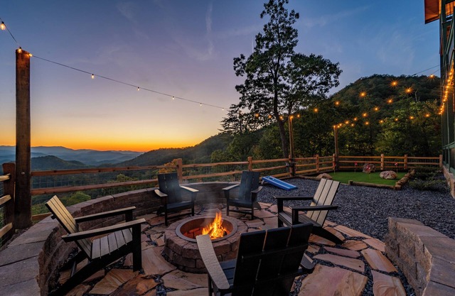 Secluded New Luxe Cabin Views Pool Hot Tub 5 King Beds Sleeps 20